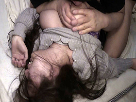 [閲覧注意]輪姦レイプ映像  ノーカット無編集・婦女強姦犯罪記録　豊満女体破壊！クロロホルムとスタンガンで昏睡、媚薬で絶頂狂乱、凌辱され尽くし子宮が潰れるまでマワされイカされ続けた地味メガネ爆乳妻！　サンプル画像04